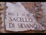 03403 ostia - regio i - insula iii - caseggiato dei molini (i,iii,1) - raum 25 - sacello di salvano (i,iii,2) - schild.jpg